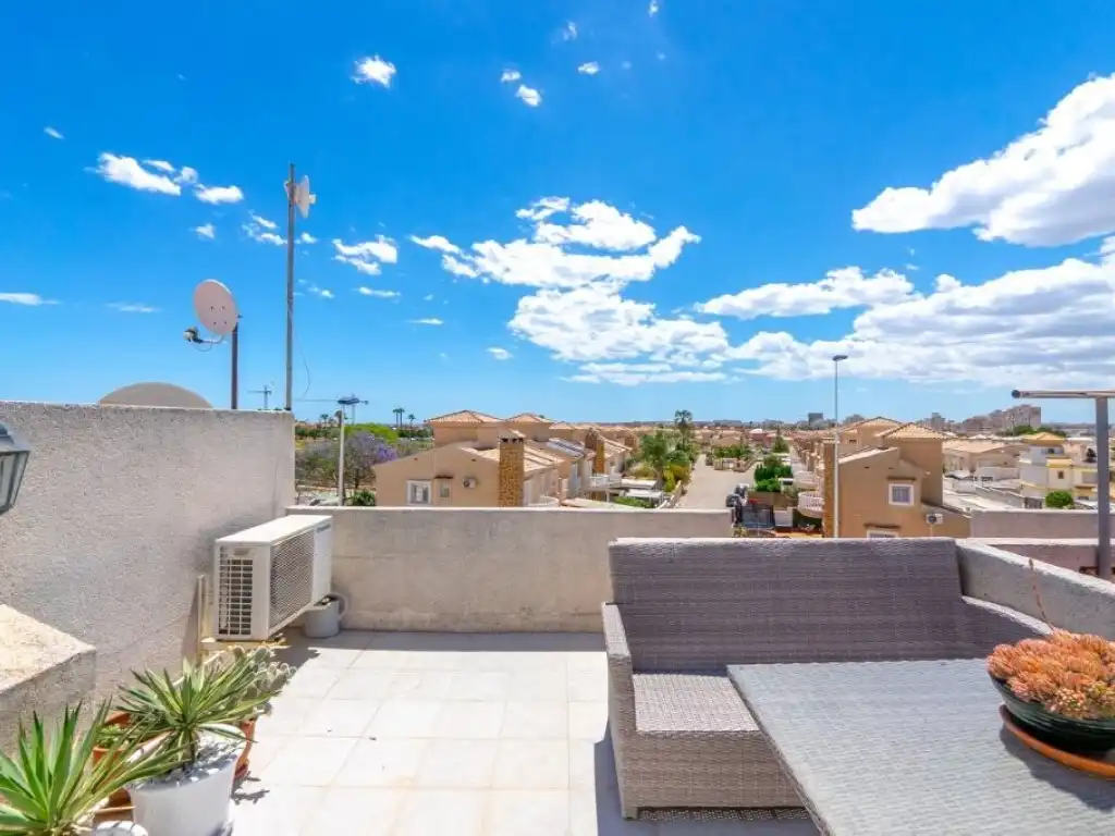 Terrasse von Einfamilien-Reihenhaus zum Verkauf in Torrevieja mit Klimaanlage, Privatgarten und Schwimmbad