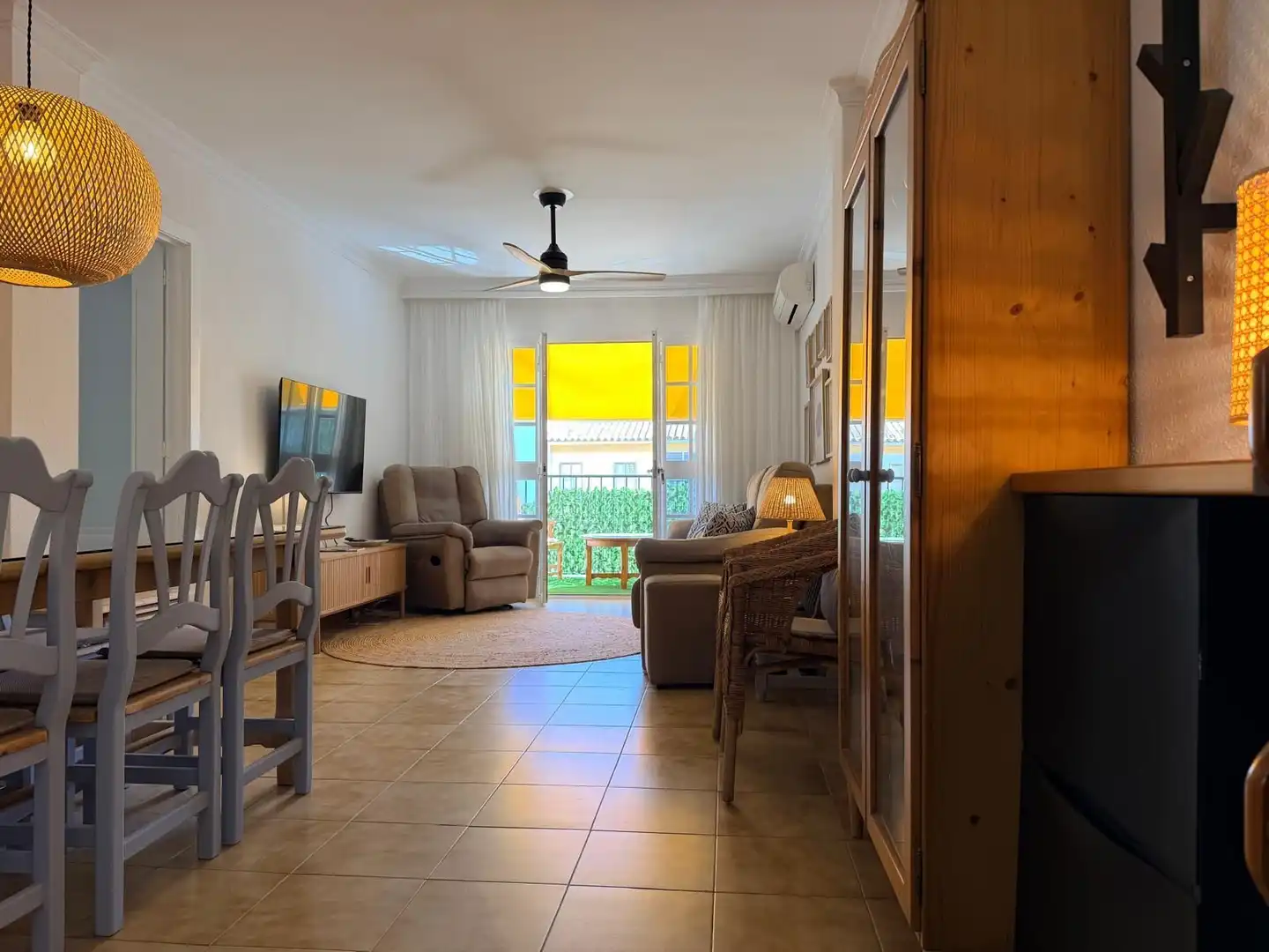 Sala d'estar de Pis de lloguer en Benalmádena amb Aire condicionat i Moblat