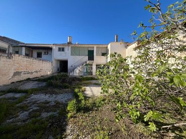 Casa aparellada amb jardí en venda a Pinos Puente