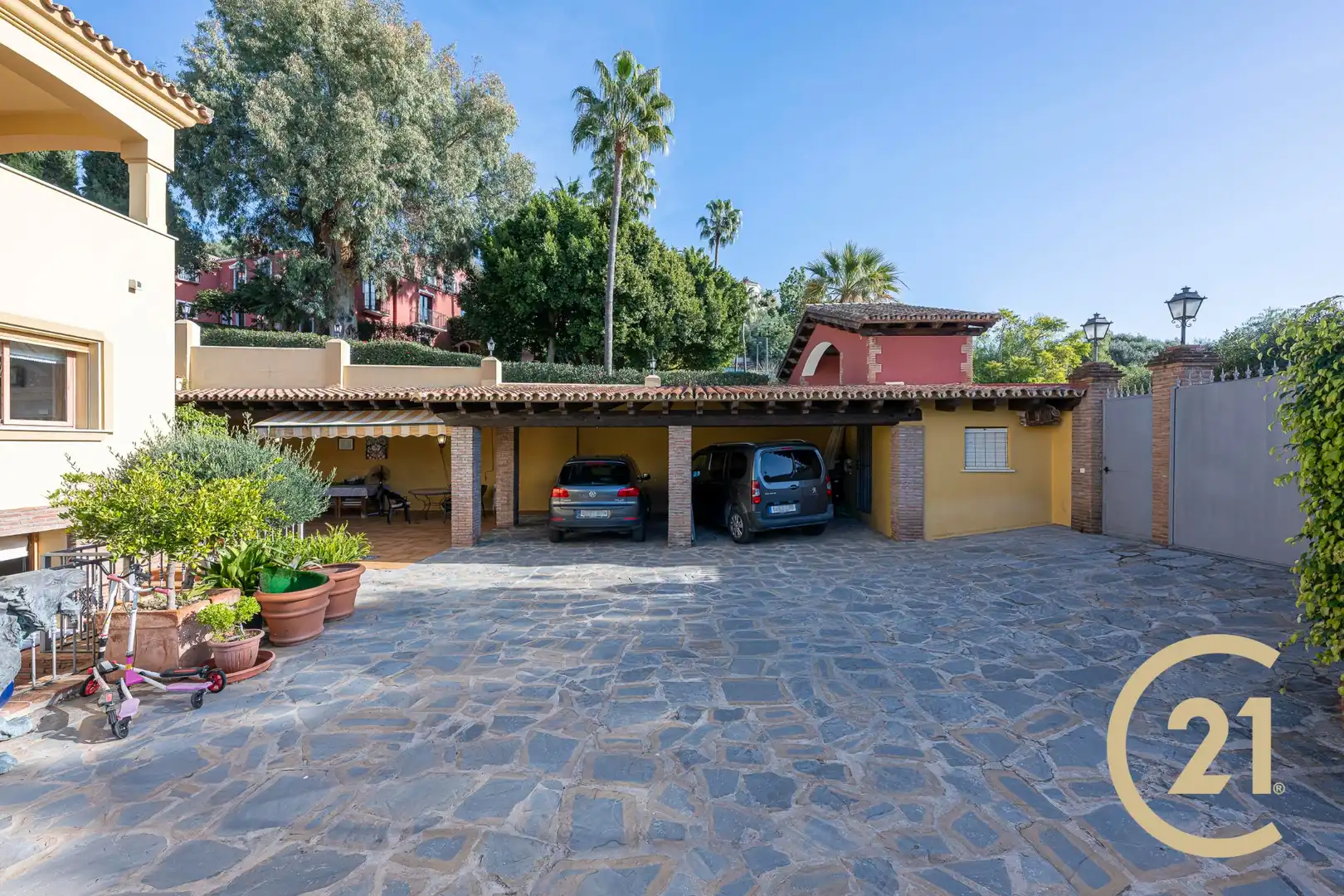 Parking de Casa adosada en venta en Benahavís con Aire acondicionado, Jardín privado y Terraza