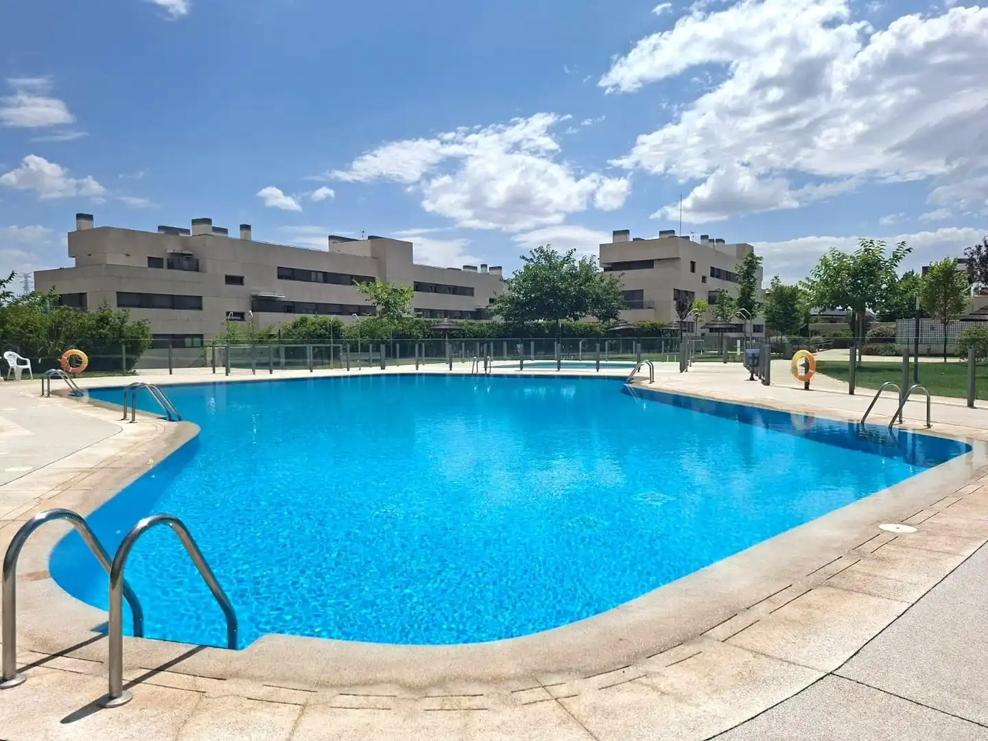 Schwimmbecken von Dachboden zur Miete in Boadilla del Monte mit Terrasse, Abstellraum und Gemeinschaftspool