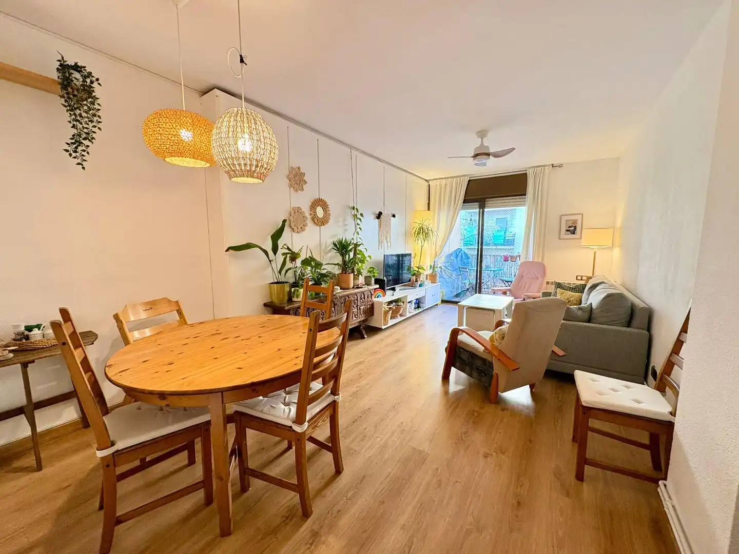 Sala d'estar de Pis en venda en  Barcelona Capital amb Calefacció, Parquet i Balcó