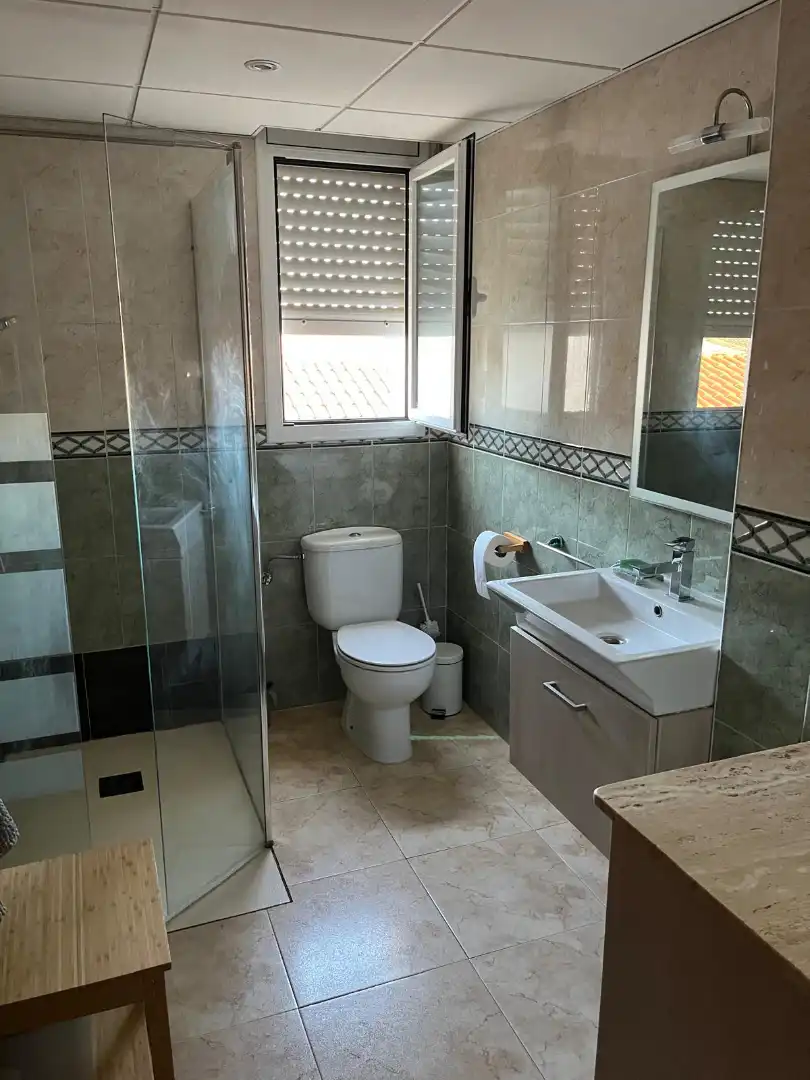 Baño de Dúplex de alquiler en La Selva del Camp con Aire acondicionado, Calefacción y Terraza