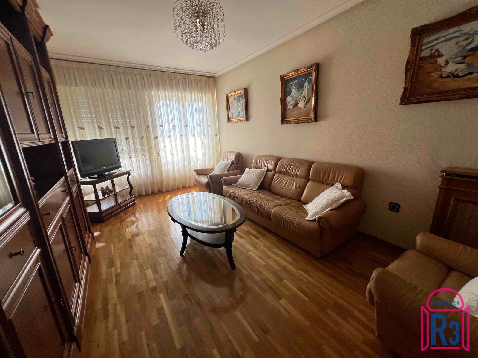 Sala d'estar de Casa o xalet en venda en León Capital  amb Calefacció, Jardí privat i Terrassa