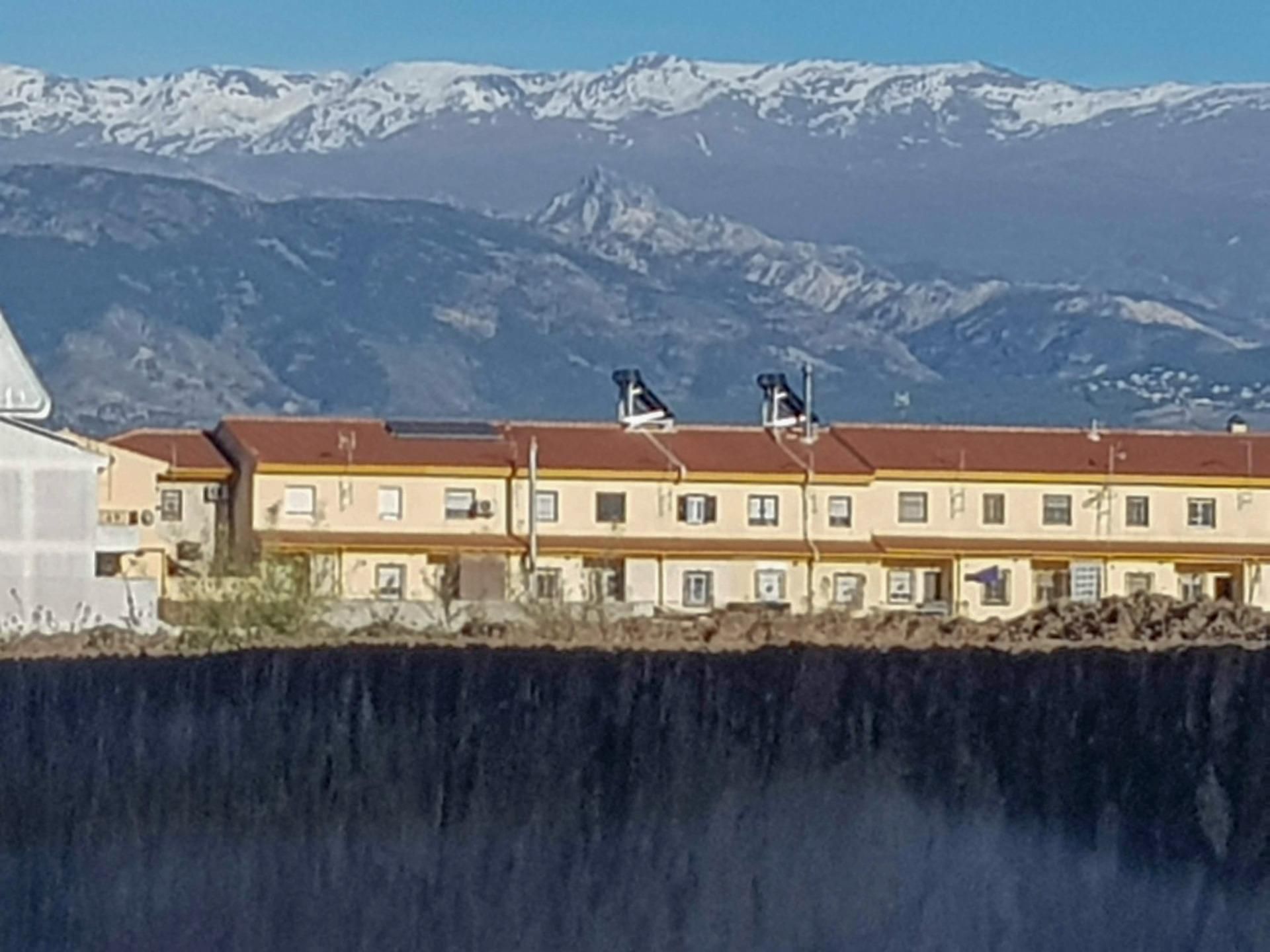 Vista exterior de Casa adosada en venda en Vegas del Genil amb Aire condicionat