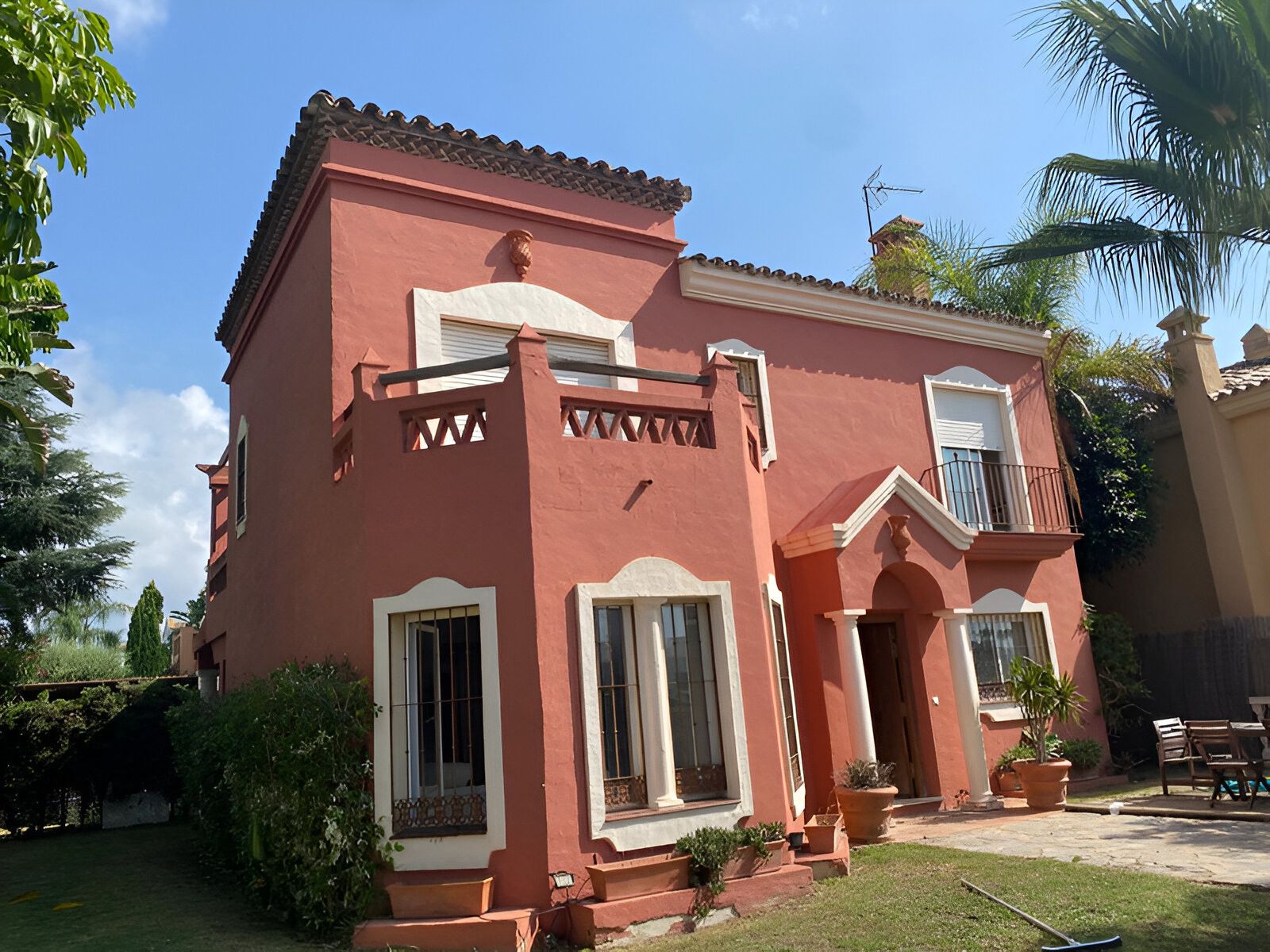 Vista exterior de Casa o xalet en venda en Estepona amb Aire condicionat, Terrassa i Piscina