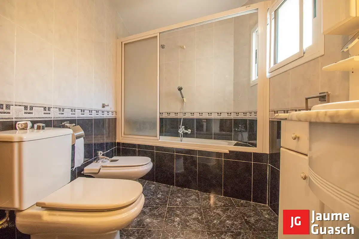 Bany de Casa o xalet en venda en Torredembarra amb Aire condicionat, Calefacció i Jardí privat