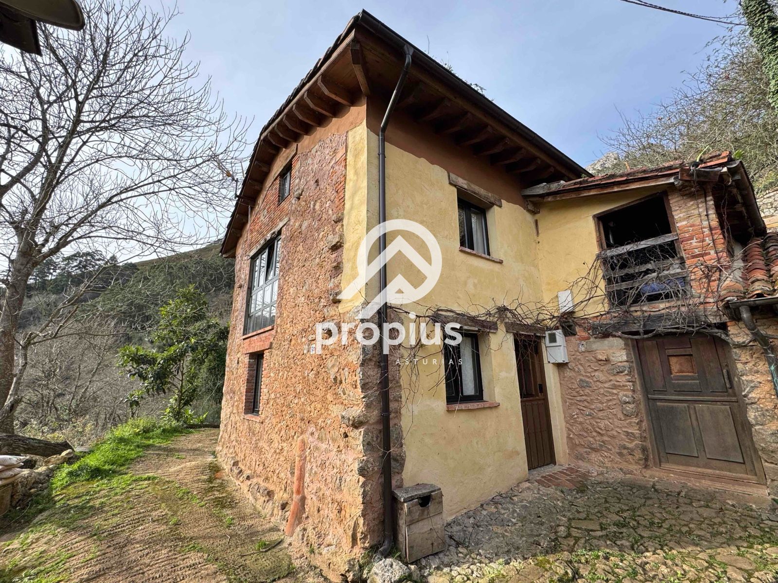 Vista exterior de Casa adosada en venda en Llanes amb Terrassa