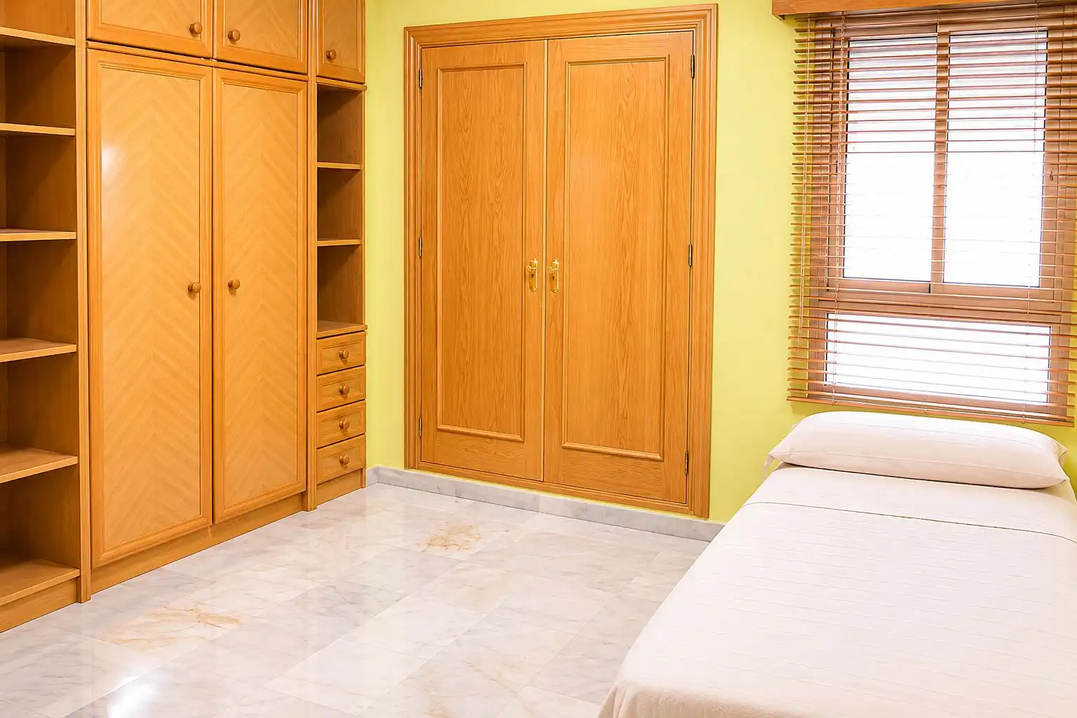 Habitación de Piso de alquiler en Málaga con Aire acondicionado, Calefacción y Jardín privado