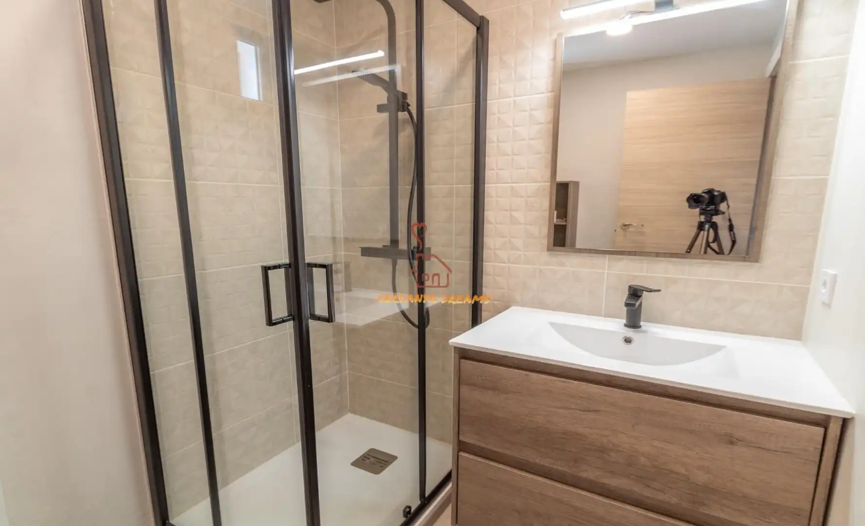 Badezimmer von Wohnung zum Verkauf in Osséja mit Heizung, Parkett und Abstellraum