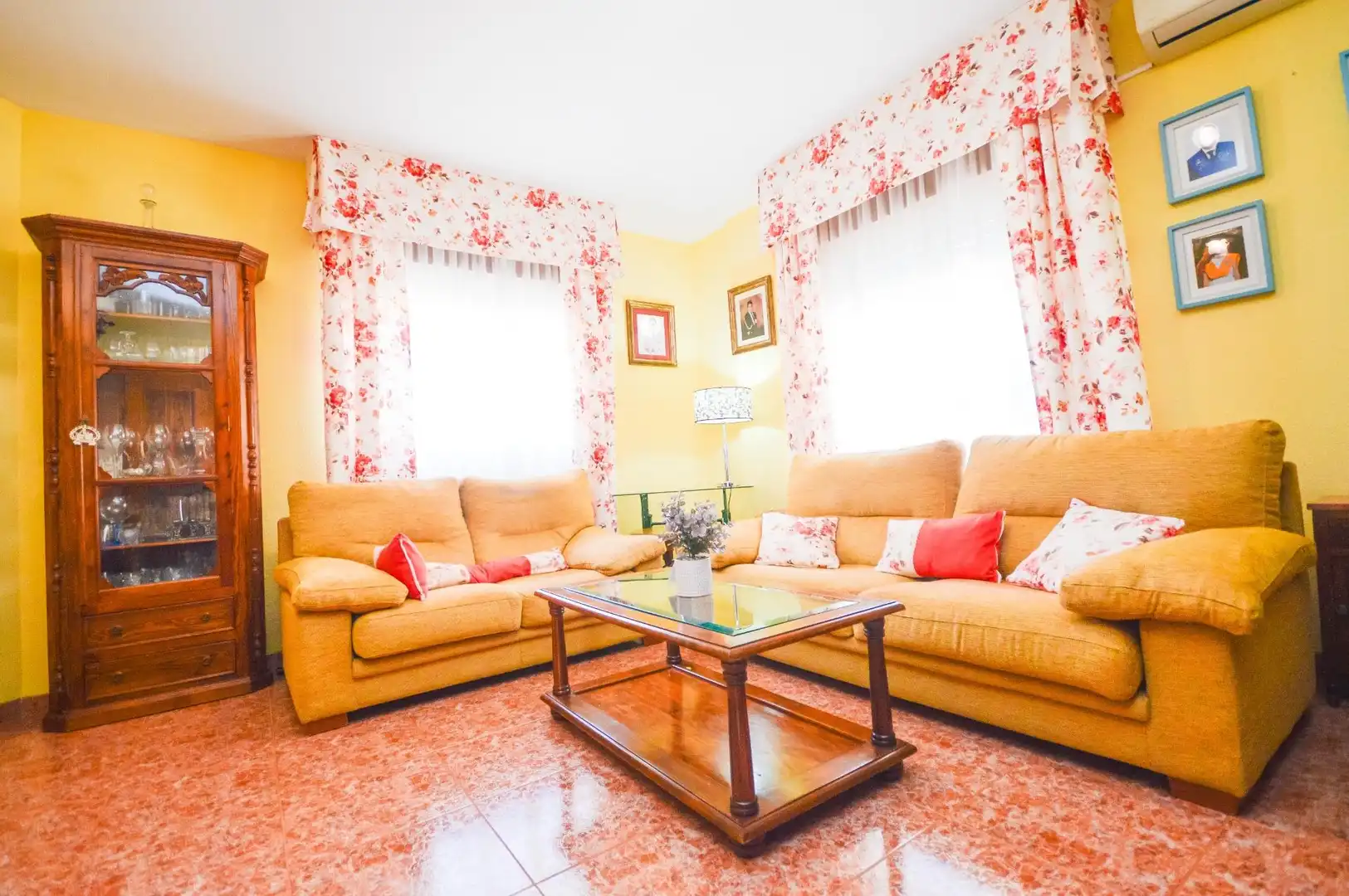 Wohnzimmer von Einfamilien-Reihenhaus zum Verkauf in Almería mit Klimaanlage und Abstellraum