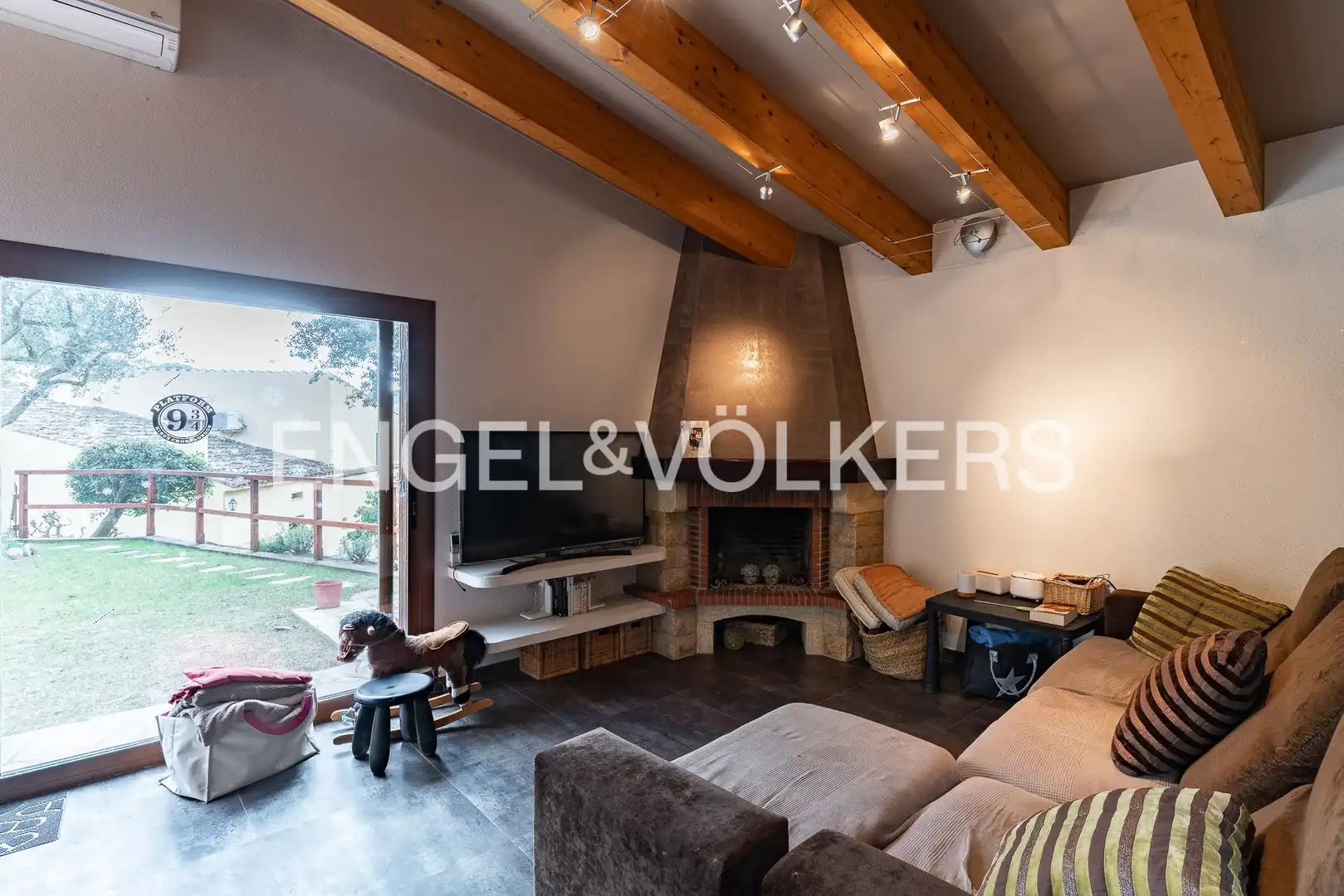 Sala d'estar de Casa o xalet en venda en Arenys de Munt amb Aire condicionat, Calefacció i Jardí privat