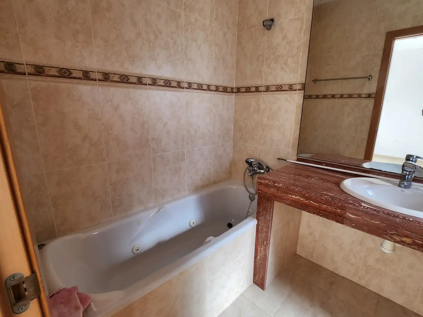 Baño de Casa adosada en venta en Roda de Berà con Aire acondicionado, Calefacción y Terraza