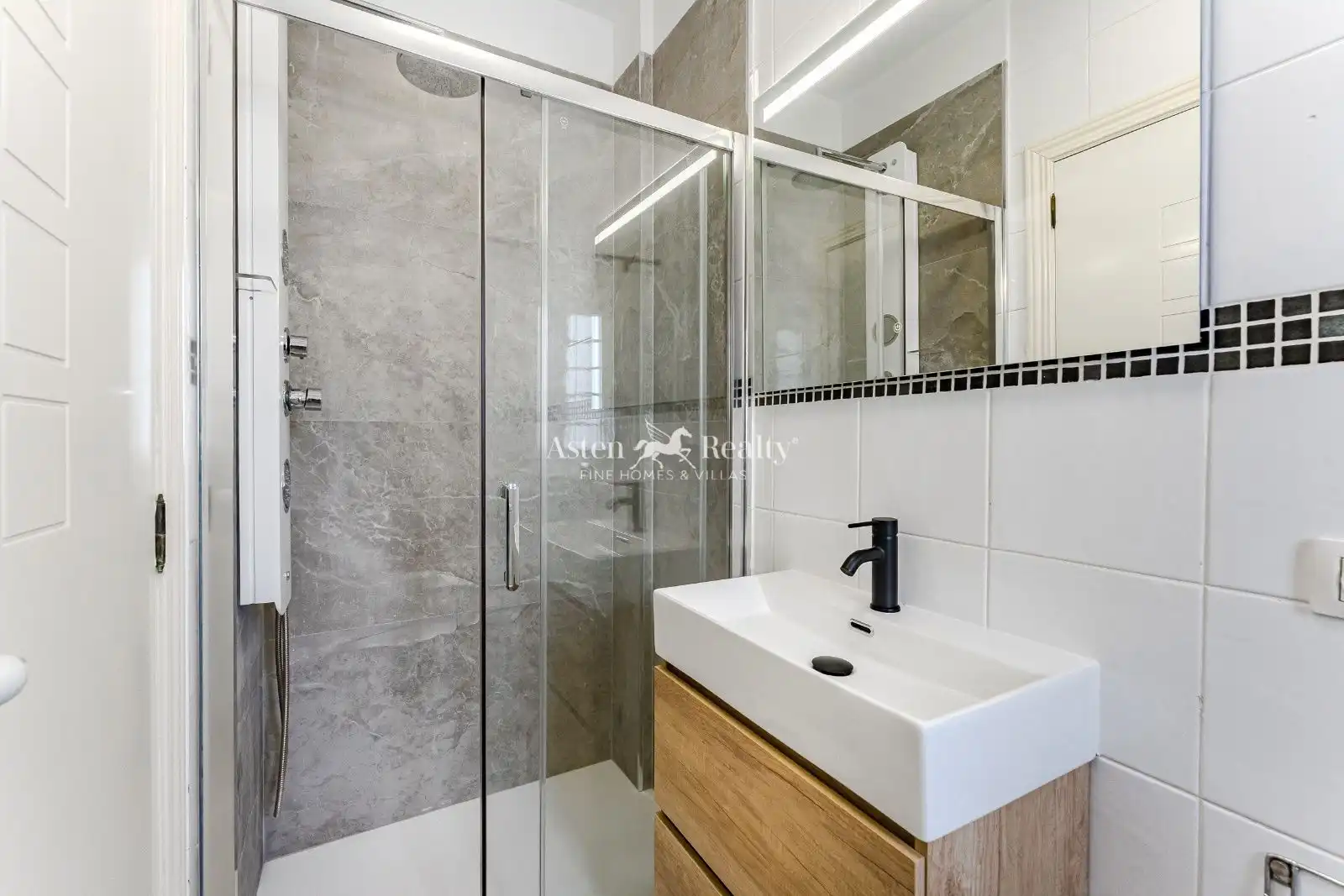 Badezimmer von Dachboden zum Verkauf in Adeje mit Klimaanlage, Terrasse und Schwimmbad