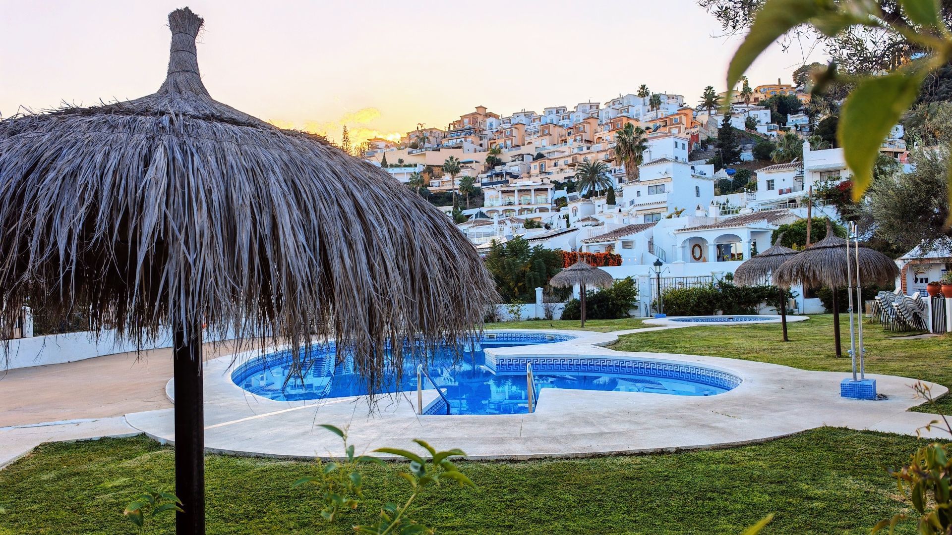 Piscina de Dúplex en venda en Nerja amb Jardí privat, Terrassa i Traster