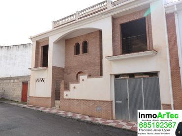 Casa amb balcó en venda a Calle Sol de Íllora 7
