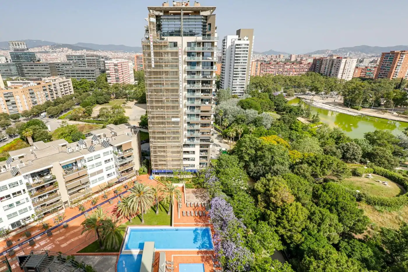 Schwimmbecken von Wohnung zum Verkauf in Barcelona mit Klimaanlage, Heizung und Terrasse