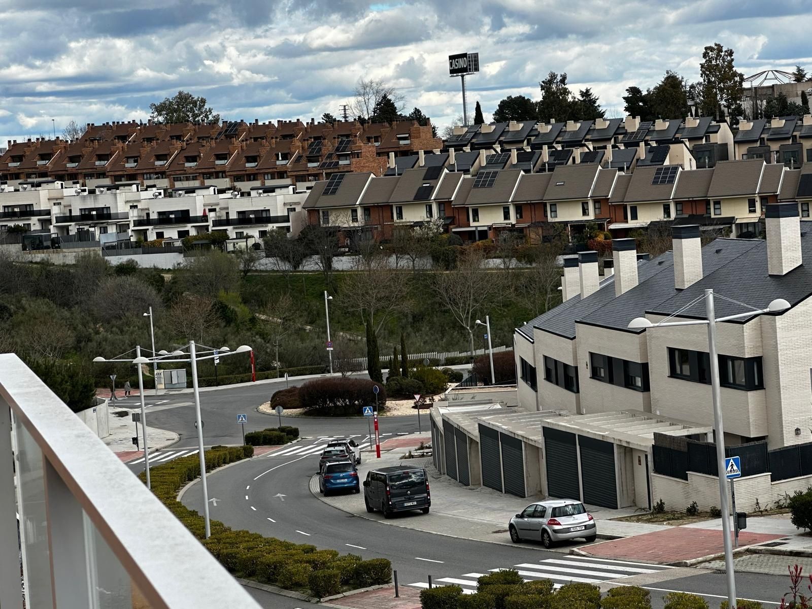 Vista exterior de Casa adosada en venda en Torrelodones amb Aire condicionat, Calefacció i Jardí privat