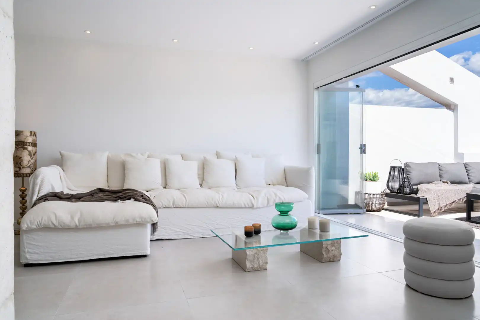 Sala de estar de Ático en venta en Benahavís con Aire acondicionado, Terraza y Piscina