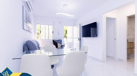 Apartamento renovado con piscina comunitaria, en la provincia de Alicante, en la ciudad de Torrevieja. 2 habitaciones | 52 m² | 80