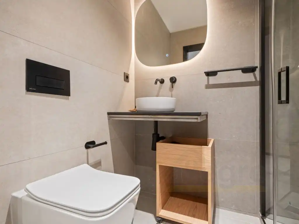Bathroom of Commercial properties for sale in Puente de Vallecas