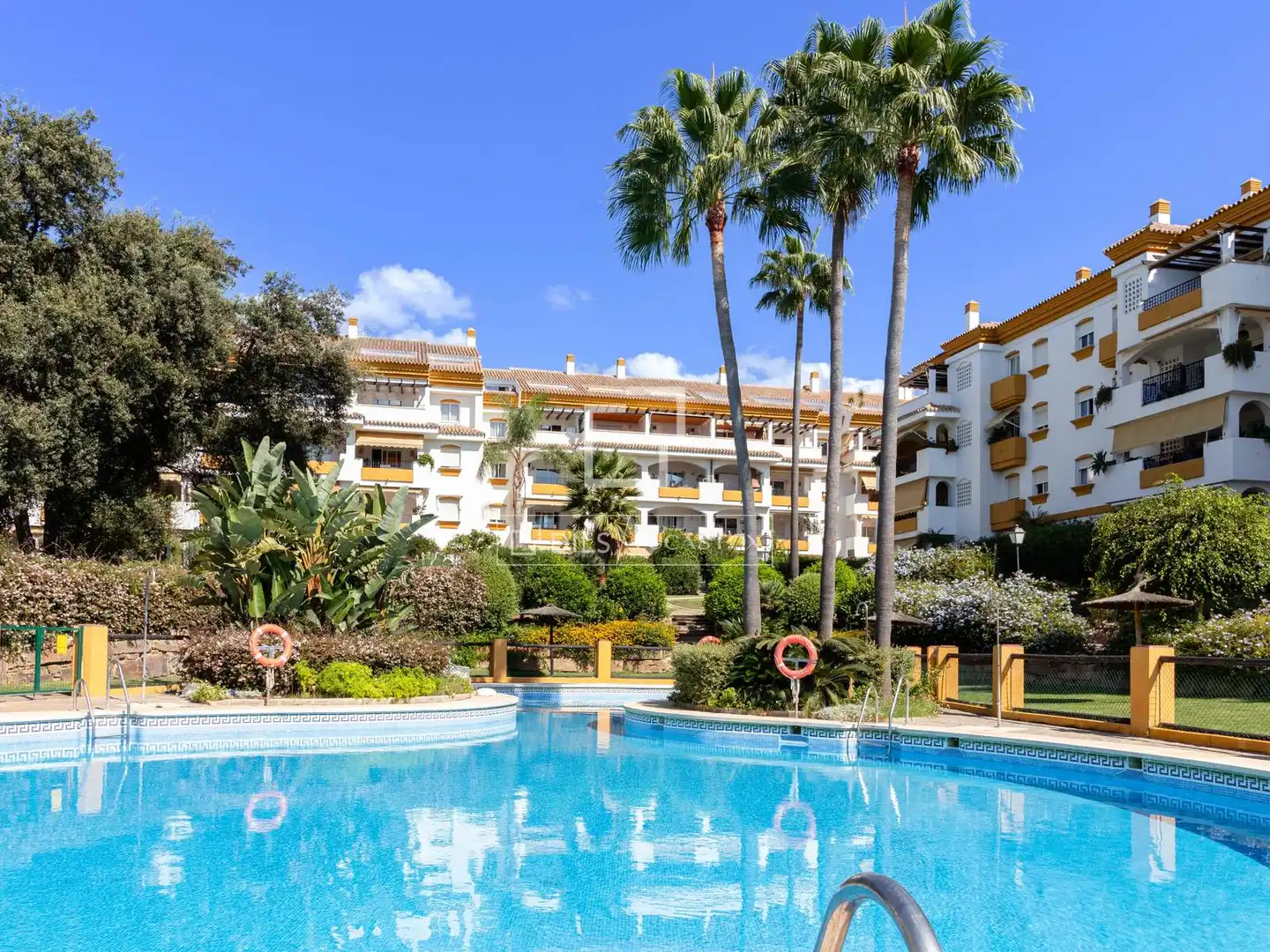 Vista exterior de Pis en venda en Marbella amb Aire condicionat, Jardí privat i Terrassa