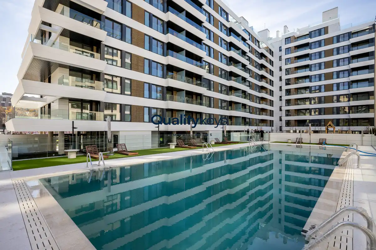 Piscina de Pis de lloguer en Madrid amb Aire condicionat, Terrassa i Traster
