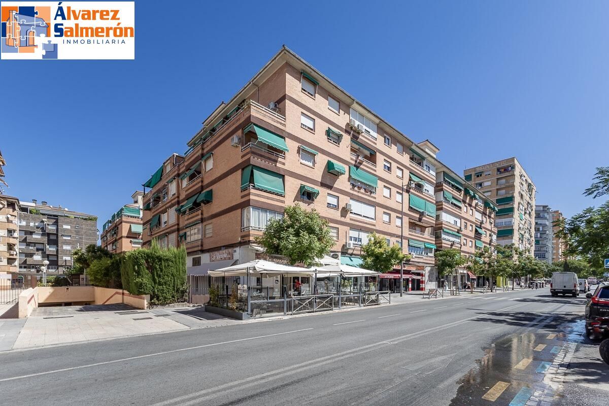 Vista exterior de Pis en venda en  Granada Capital amb Calefacció, Terrassa i Traster