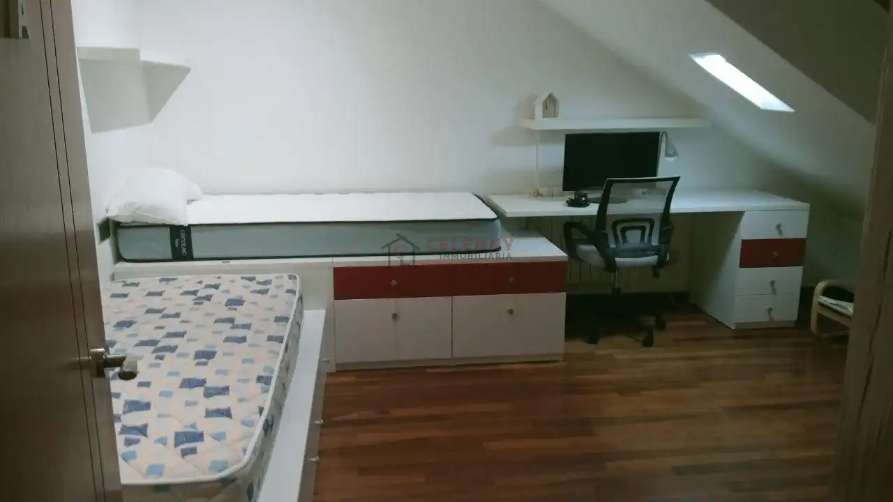 Dormitori de Dúplex de lloguer en Ourense Capital  amb Calefacció, Parquet i Traster