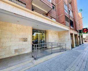 Vista exterior de Pis per a compartir en  Granada Capital amb Aire condicionat, Terrassa i Balcó