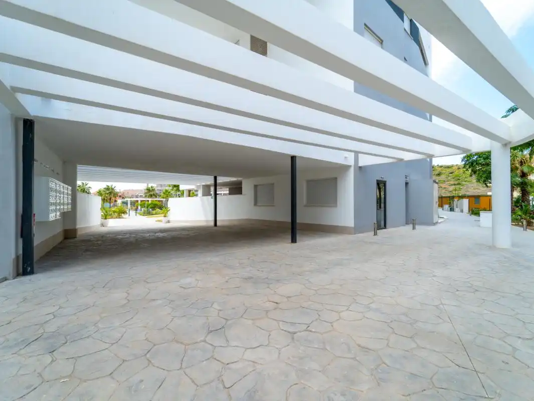 Außenansicht von Wohnung zum Verkauf in Manilva mit Klimaanlage, Heizung und Privatgarten