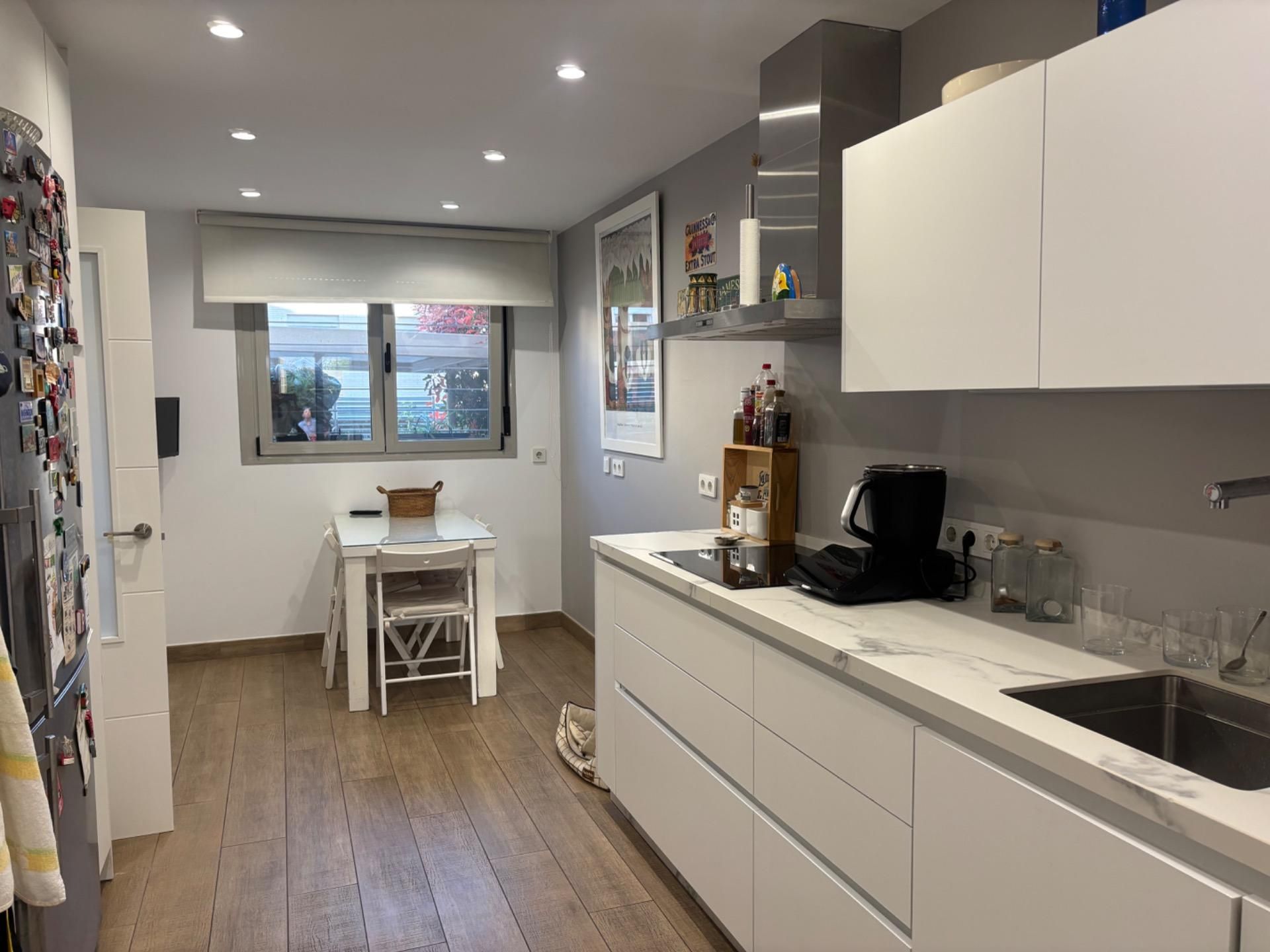 Küche von Einfamilien-Reihenhaus zum Verkauf in  Córdoba Capital mit Klimaanlage, Privatgarten und Terrasse