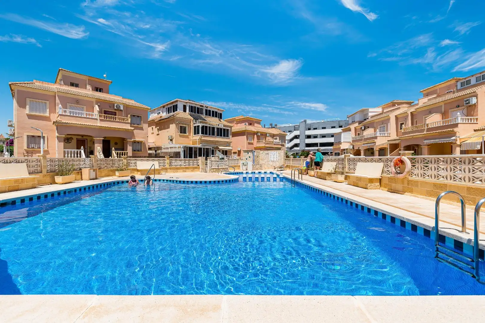 Piscina de Casa adosada de lloguer en Orihuela amb Aire condicionat, Calefacció i Terrassa
