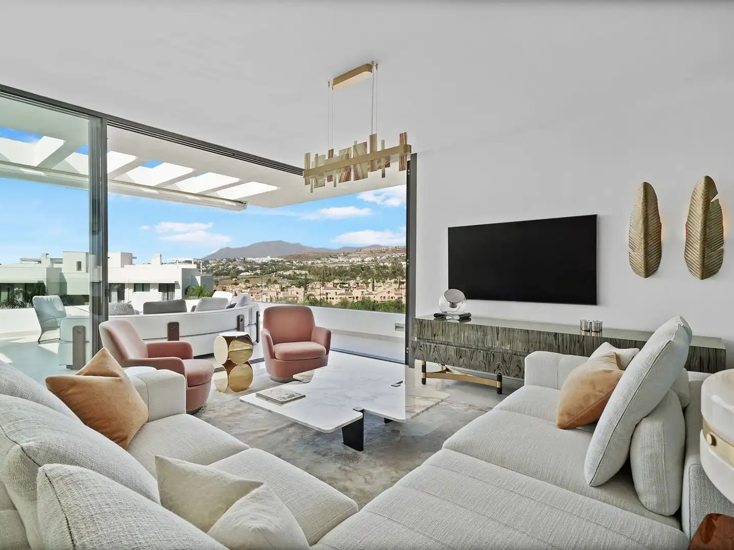 Sala d'estar de Apartament en venda en Estepona amb Aire condicionat, Terrassa i Traster