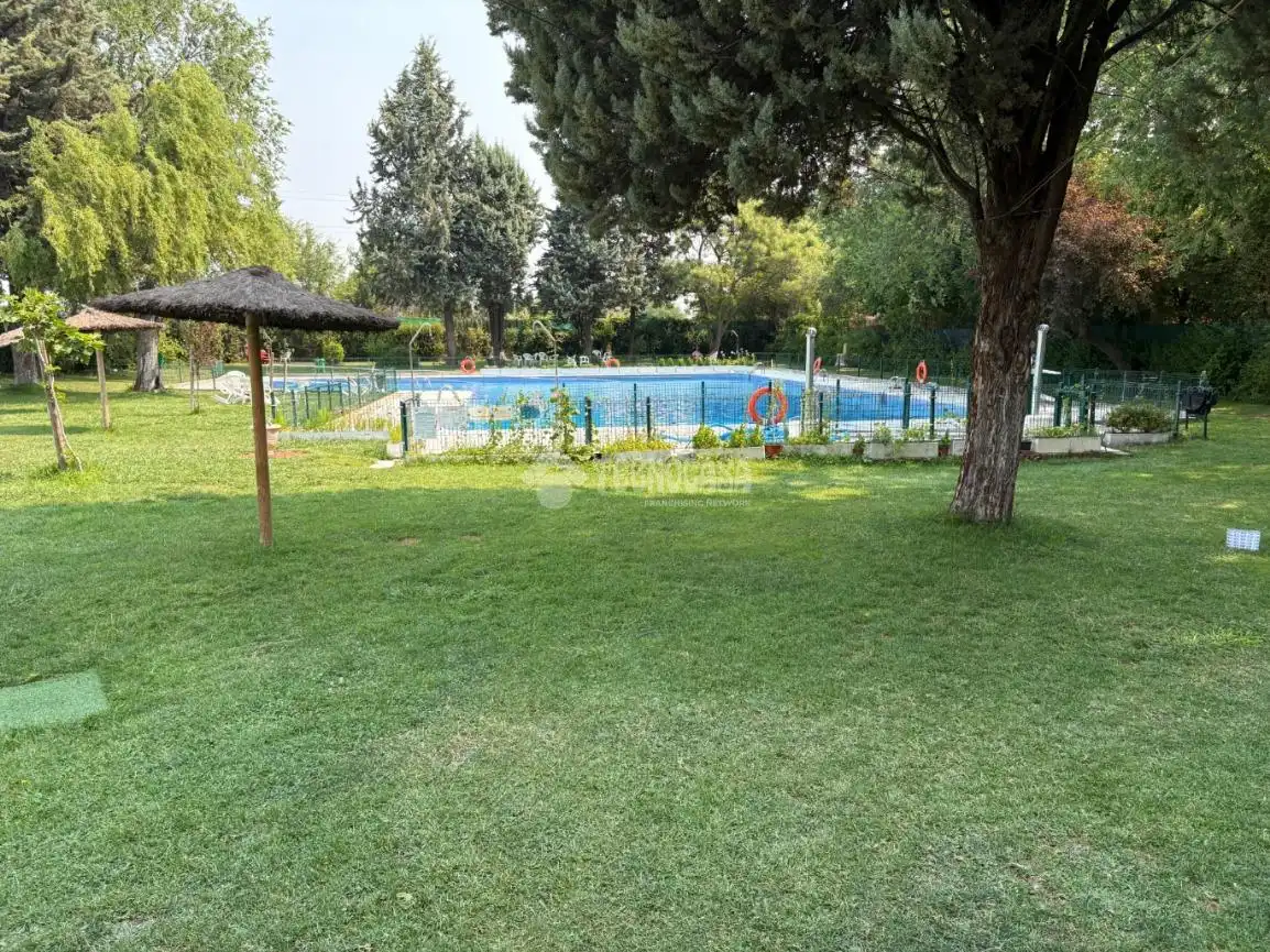 Piscina de Piso en venta en Humanes de Madrid con Calefacción, Terraza y Piscina comunitaria