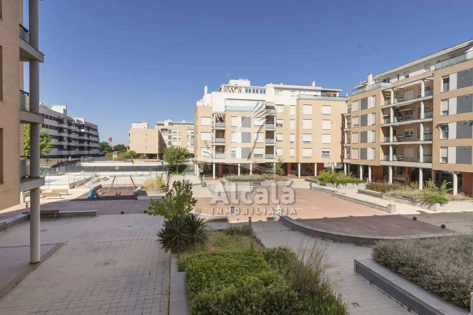 Außenansicht von Wohnung zum Verkauf in Alcalá de Henares mit Klimaanlage, Heizung und Privatgarten