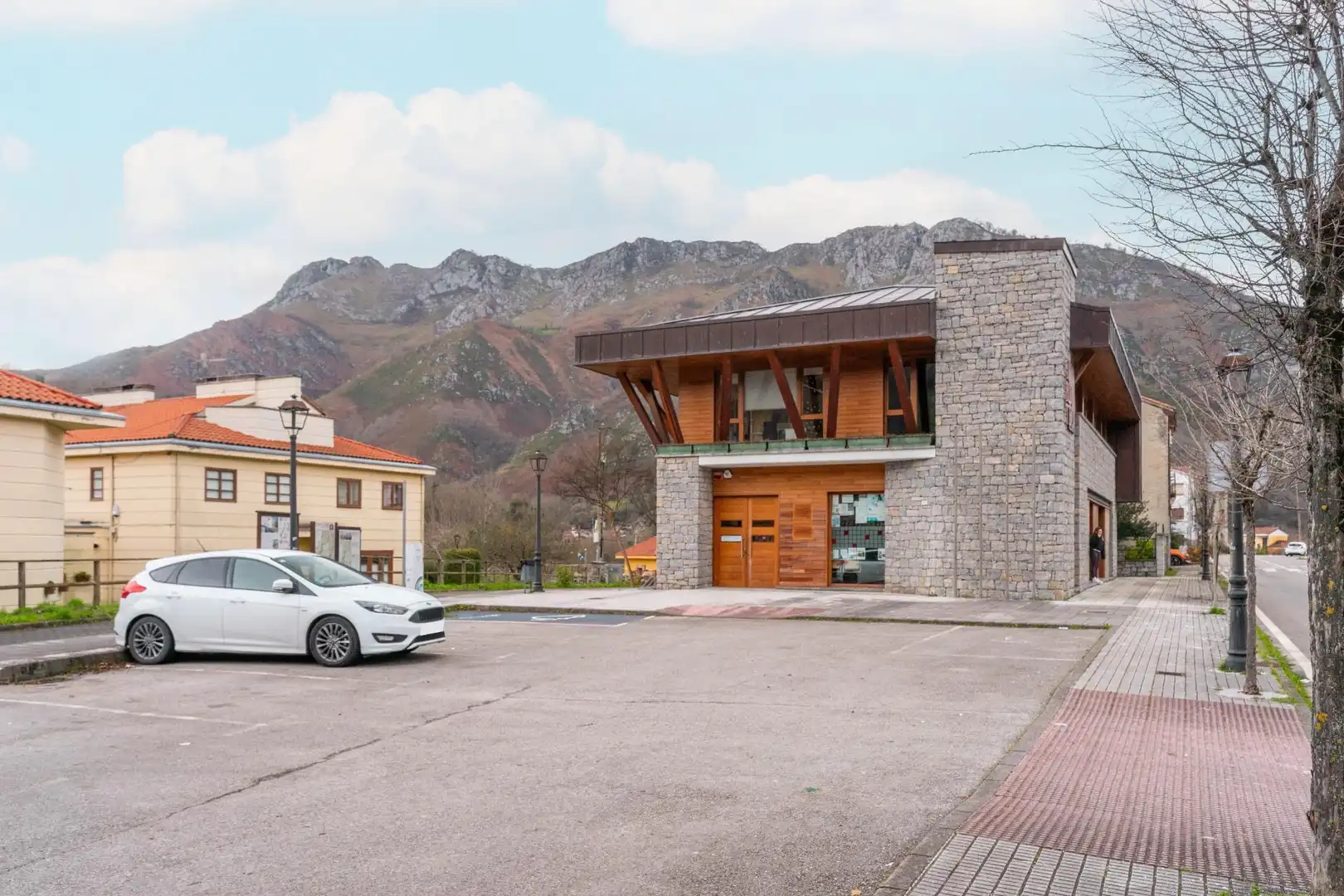 Vista exterior de Casa o xalet en venda en Sobrescobio amb Jardí privat