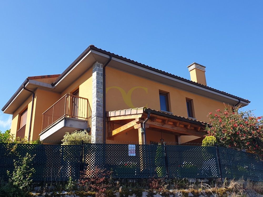 Vista exterior de Casa o xalet en venda en Llanes amb Calefacció, Terrassa i Traster