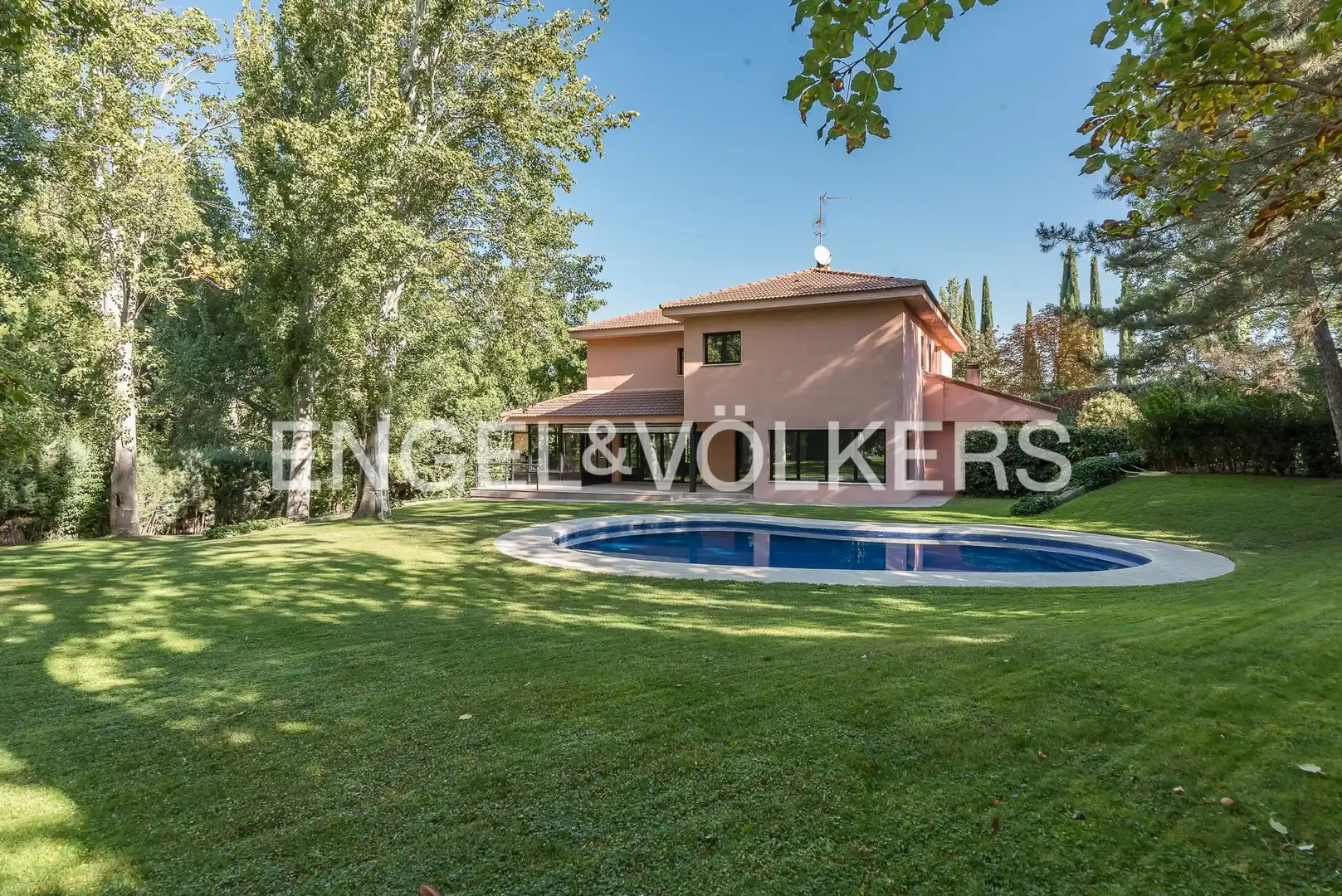 Vista exterior de Casa o xalet en venda en Pozuelo de Alarcón amb Aire condicionat, Calefacció i Jardí privat