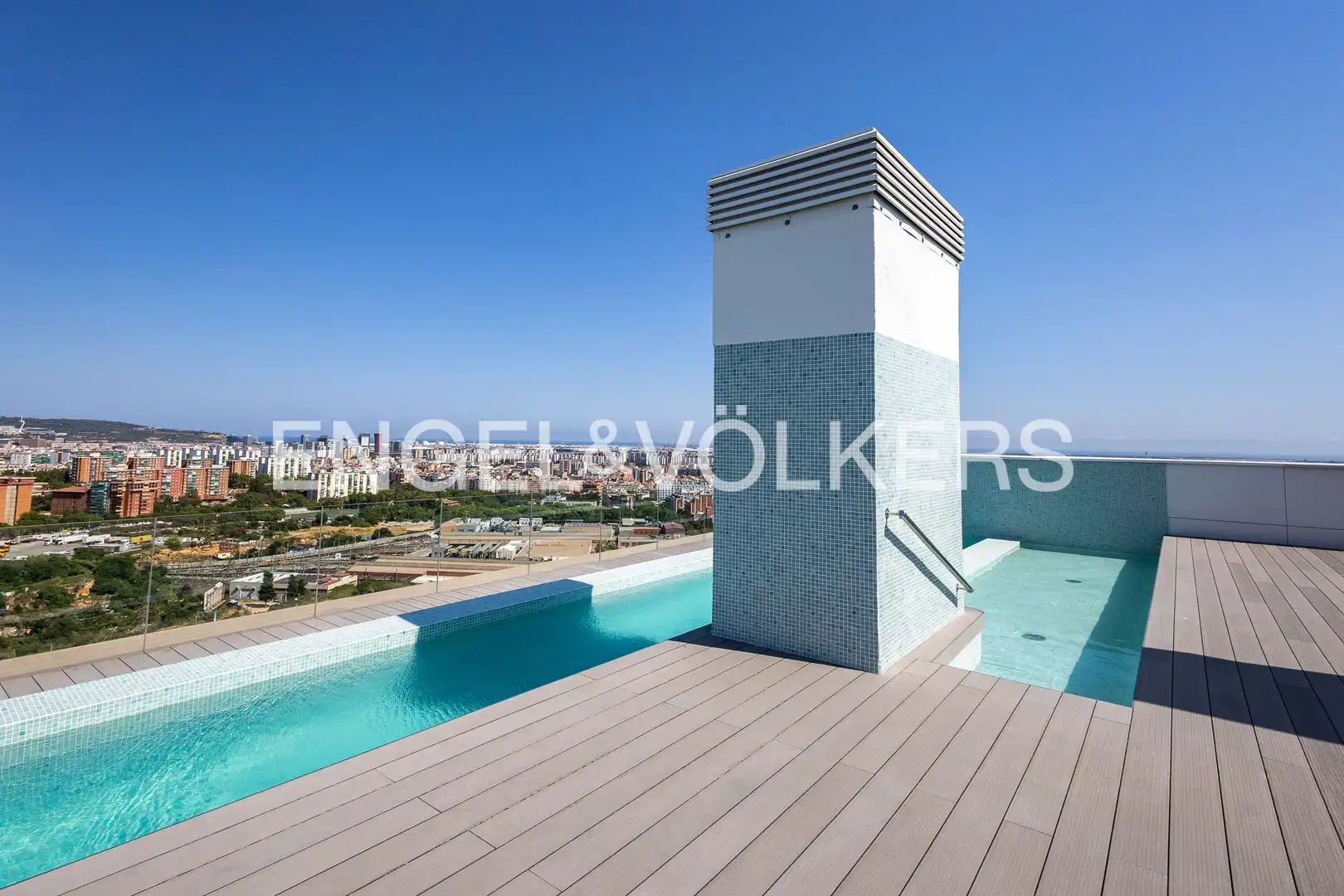 Piscina de Àtic en venda en L'Hospitalet de Llobregat amb Aire condicionat, Calefacció i Parquet