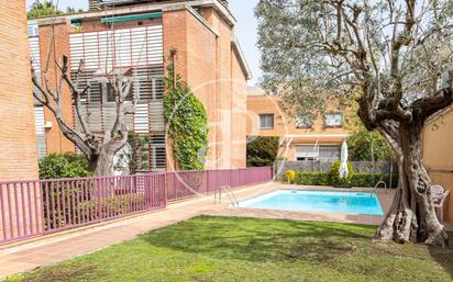 Piscina de Casa adosada en venda en Sant Cugat del Vallès amb Calefacció, Jardí privat i Terrassa