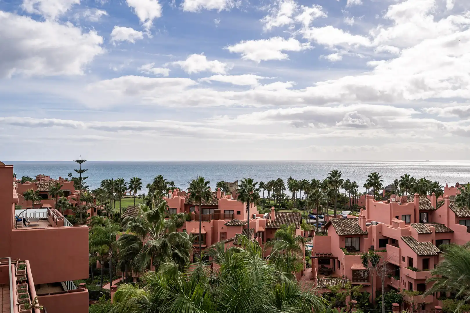 Vista exterior de Àtic en venda en Estepona amb Aire condicionat, Terrassa i Piscina