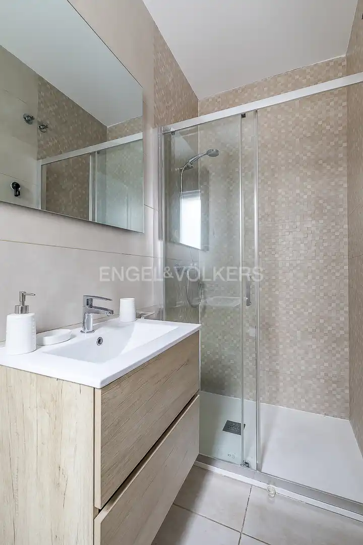 Bany de Apartament de lloguer en Madrid amb Aire condicionat, Calefacció i Moblat