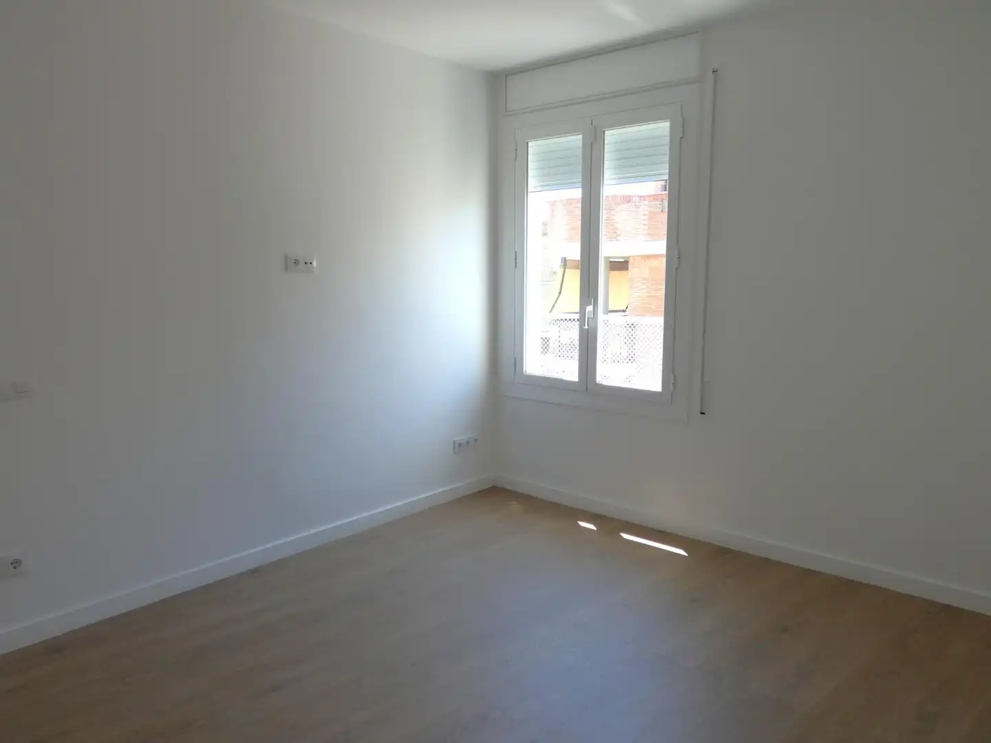 Schlafzimmer von Dachboden zur Miete in Barcelona mit Parkett