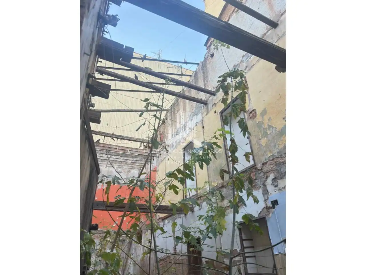 Vista exterior de Edifici en venda en Castellón de la Plana / Castelló de la Plana