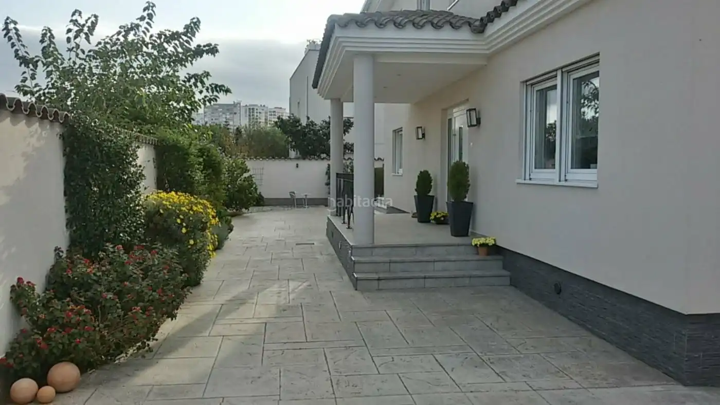 Villa con giardino in vendita a Avinguda de la República Catalana 10, imagen 2