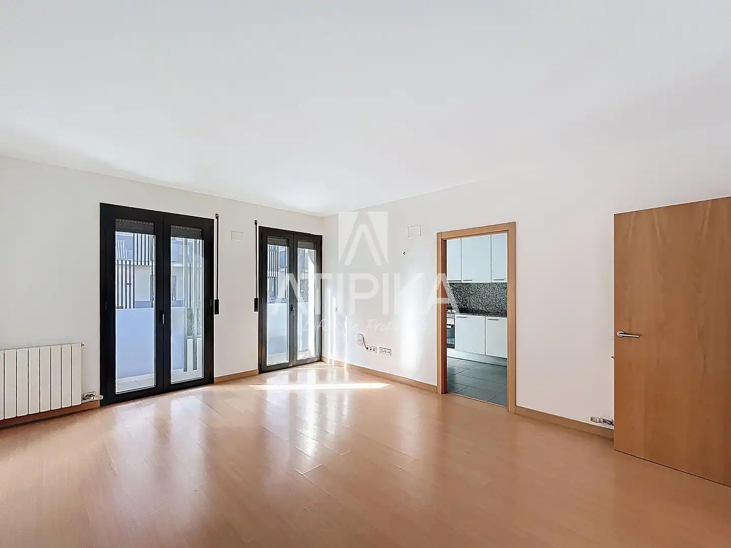 Vista exterior de Piso en venta en L'Hospitalet de Llobregat con Calefacción, Parquet y Terraza