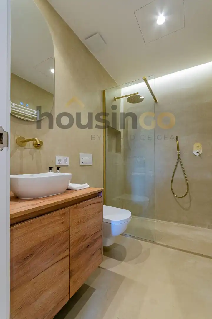 Bathroom of Flat for sale in Madrid  with Air Conditioner, Heating and Parquet flooring