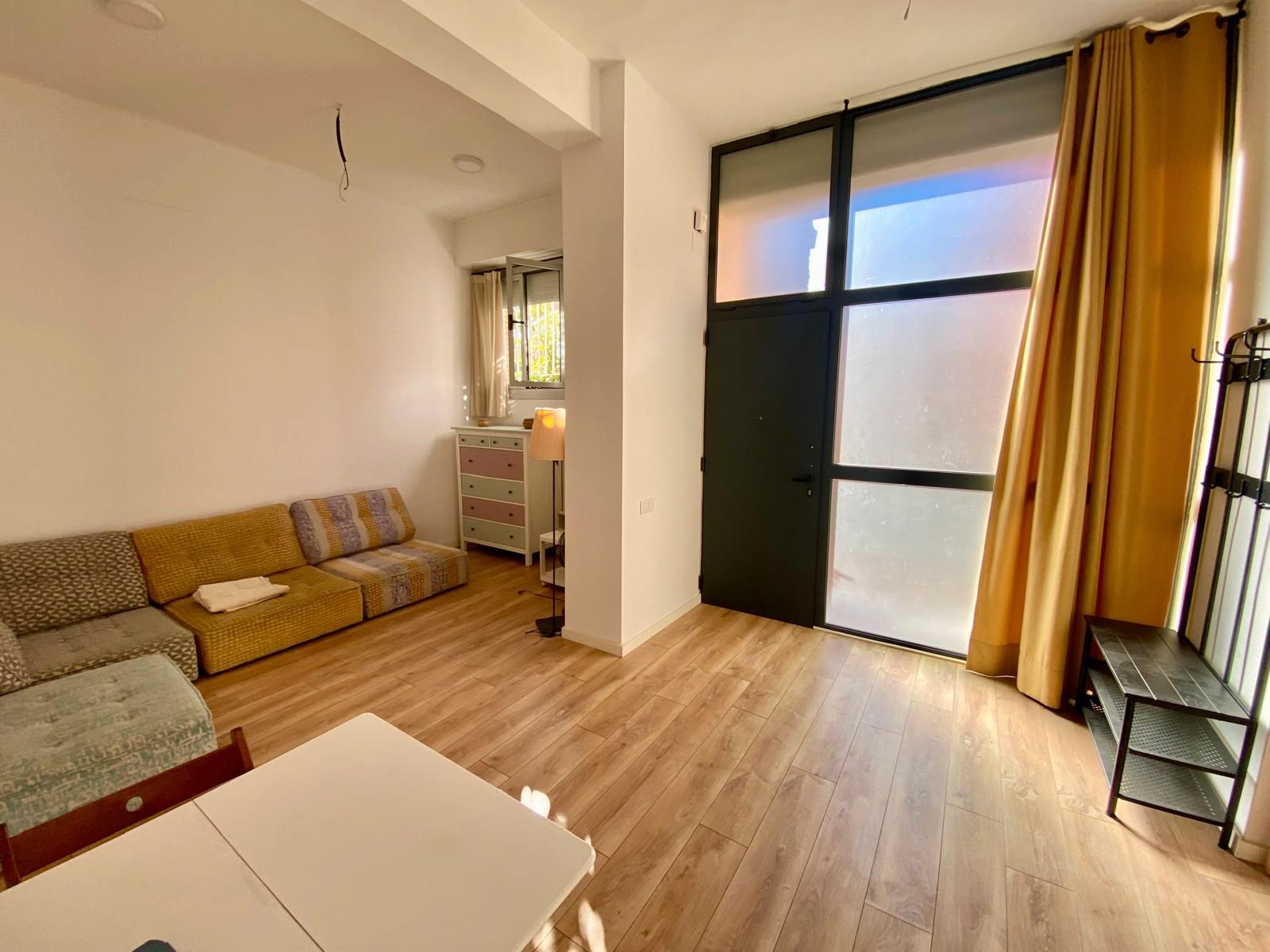 Local de lloguer en  Barcelona Capital amb Parquet i Moblat