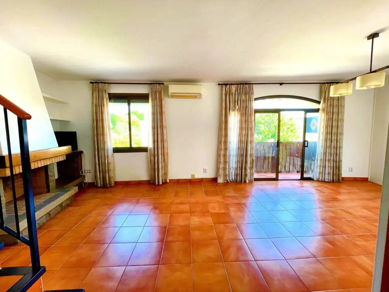 Living room of Detached homes for sale in Cerdanyola del Vallès  with Air Conditioner, Heating and Private garden